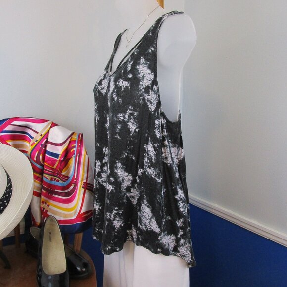 Mudd Black and White Tie Dye Relaxed Fit Tank - Picture 3 of 11